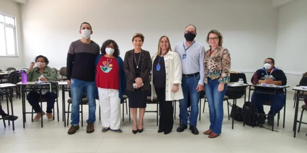 Lideranças da Saúde e ao centro a prefeita de Ponta Grossa, Elizabeth Schmidt (PSD).
