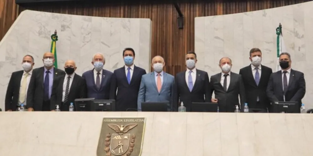 Lideranças do Paraná, durante sessão na Assembleia Legislativa.