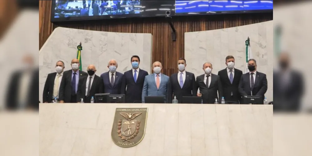 Lideranças do Paraná, durante sessão na Assembleia Legislativa.