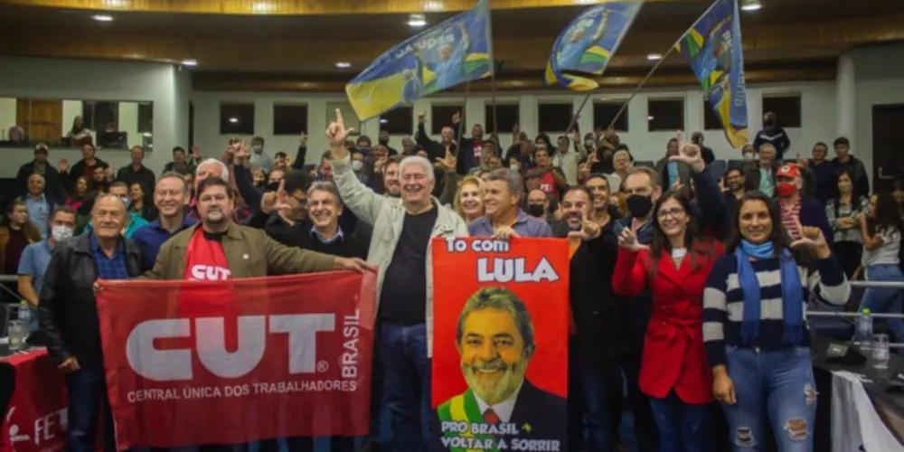 Ao centro Roberto Requião, pré-candidato ao Governo do Paraná.