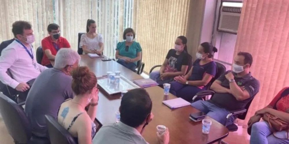 Lideranças do SindServ e da Prefeitura em reunião realizada em 10 de março.
