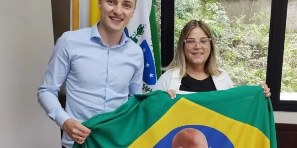 À esquerda o ex-vereador de Ponta Grossa, Ricardo Zampieri, e à direita a presidente do PTB no Paraná, Marisa Lobo.