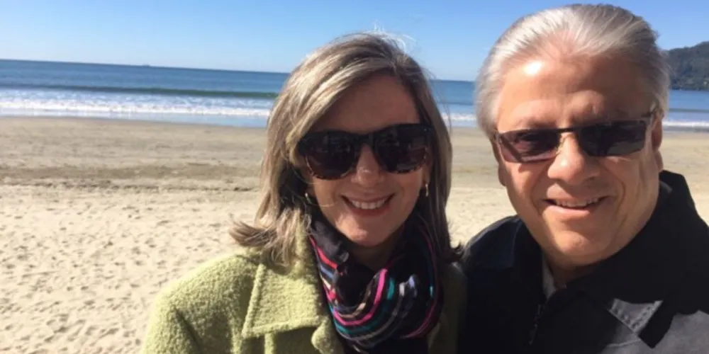 BRINDE À VIDA – Rosana Sponholz Farhat será muito cumprimentada nesta sexta - feira (4), pela passagem de seu aniversário. No registro, Rosana e seu marido Carlos Roberto Farhat. Da coluna RC os votos de felicidades e saúde.