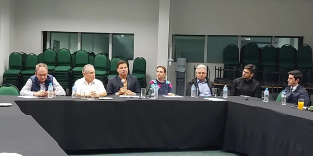 Deputado federal e lideranças da Associação Comercial na última segunda-feira (4).