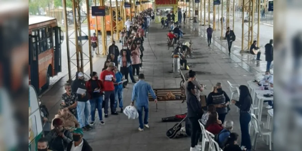 Grande fila se formou para o atendimento de vagas de emprego