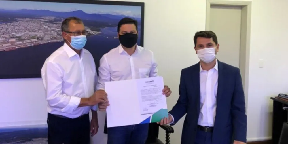 Prefeito Nelson Pezinho (PSD) esteve reunido com o secretário Sandro Alex e o deputado Alexandre Curi para a assinatura do convênio