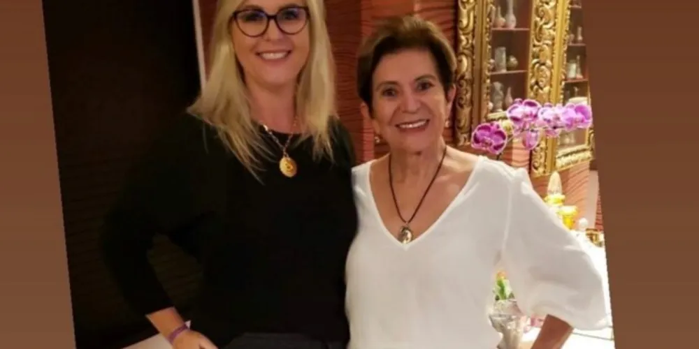 À esquerda Simone Kaminski e à direita a prefeita de Ponta Grossa, Elizabeth Schmidt.