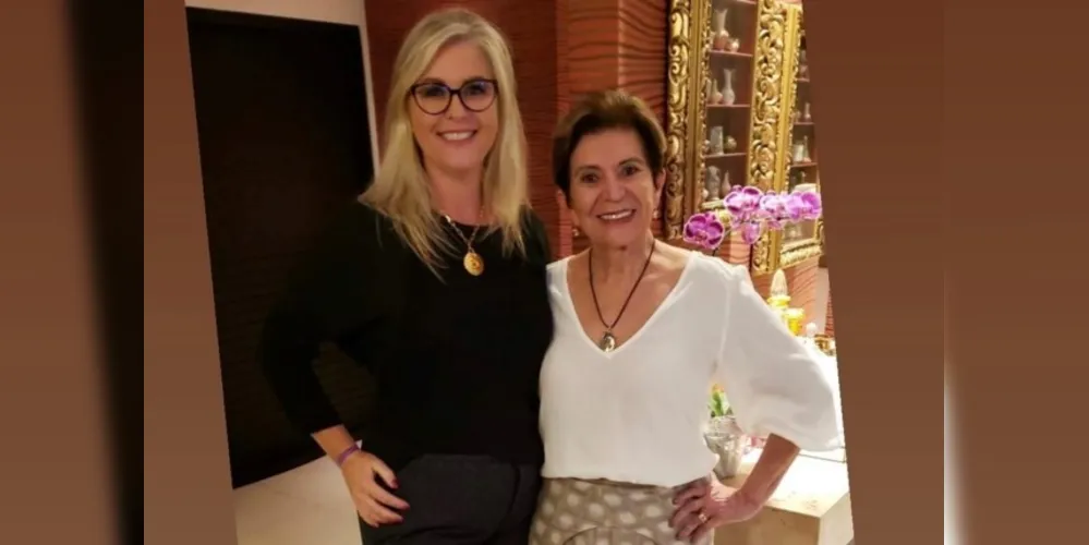 À esquerda Simone Kaminski e à direita a prefeita de Ponta Grossa, Elizabeth Schmidt.