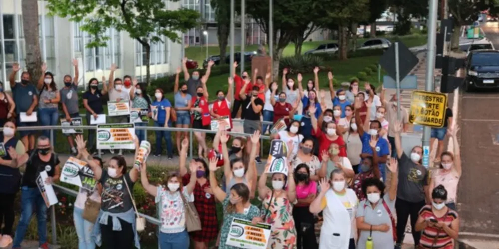 Assembleia Geral aconteceu em frente da Prefeitura, na última terça-feira (15).