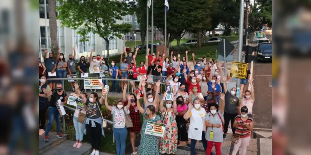 Assembleia Geral aconteceu em frente da Prefeitura, na última terça-feira (15).