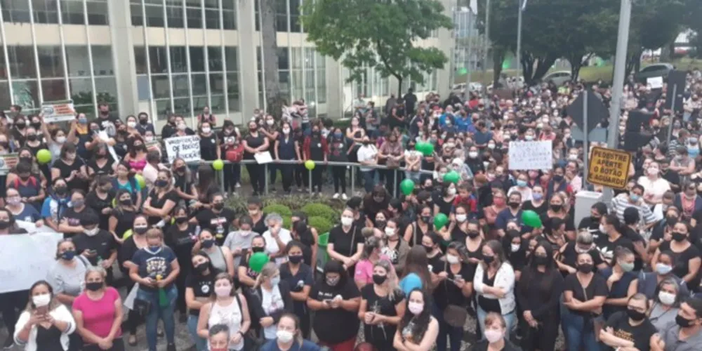 Diversos servidores participam, neste momento, de Assembleia.