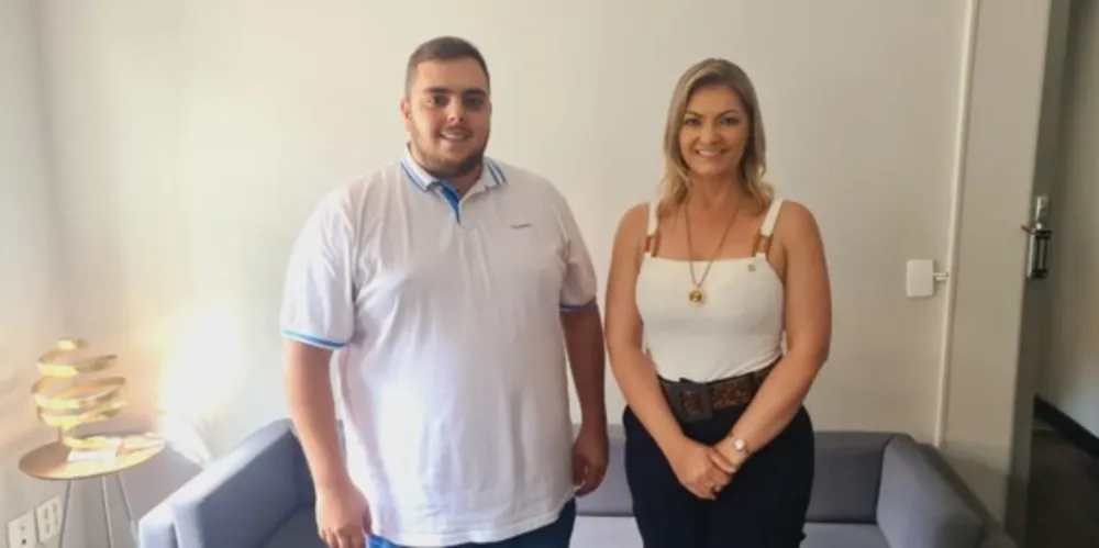 À esquerda o presidente do União Brasil, Felipe Francischini, e à direita a deputada Aline Sleutjes.