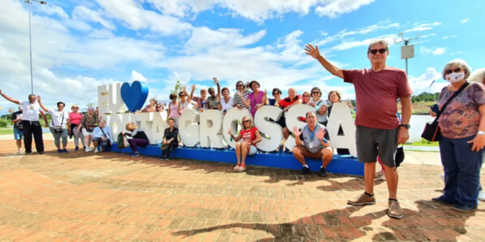 Grupo de turistas carioca durante City Tour em Ponta Grossa registra presença junto ao letreiro da cidade no Lago de Olarias.