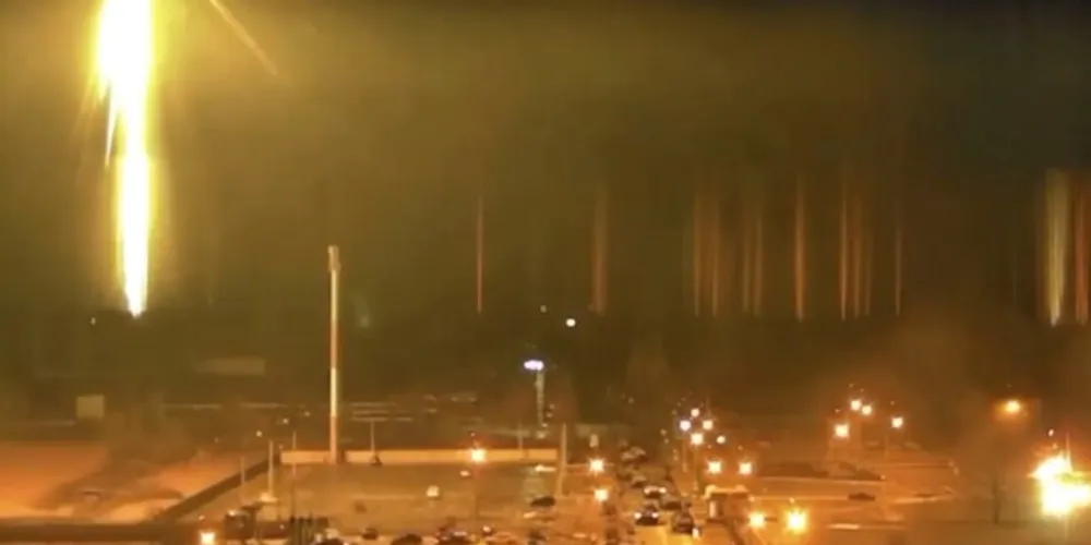 Imagens de segurança gravaram o momento em que incêndio atinge o local.