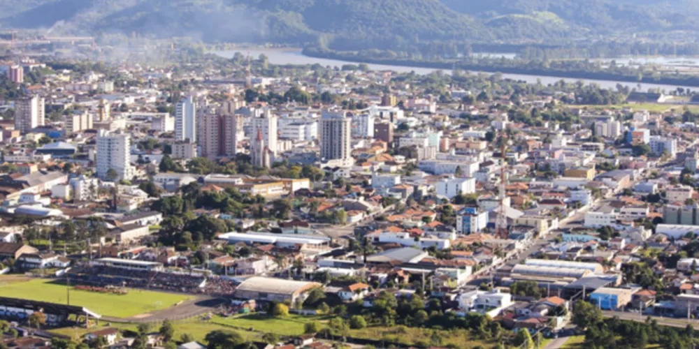 Caso aconteceu no último sábado (5). Vítimas foram encaminhadas para um hospital.