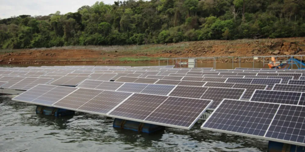 Usina solar flutuante é composta de 276 módulos fotovoltaicos.
