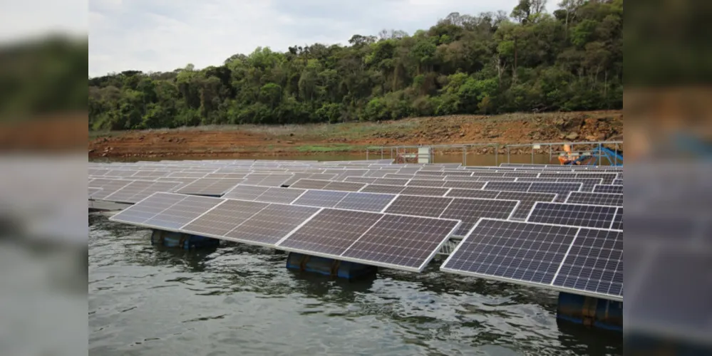 Usina solar flutuante é composta de 276 módulos fotovoltaicos.