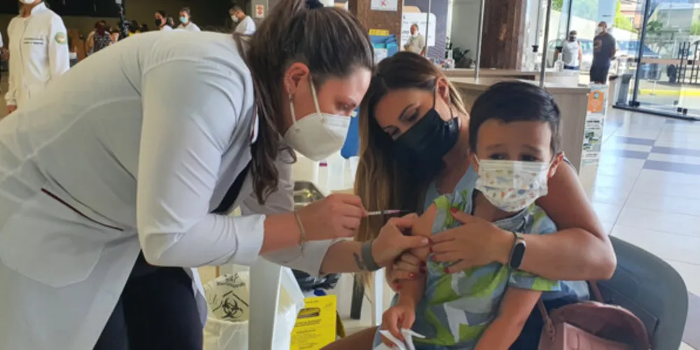 Doses da vacina contra a covid-19 são da Pfizer e da CoronaVac, ambas para uso pediátrico.