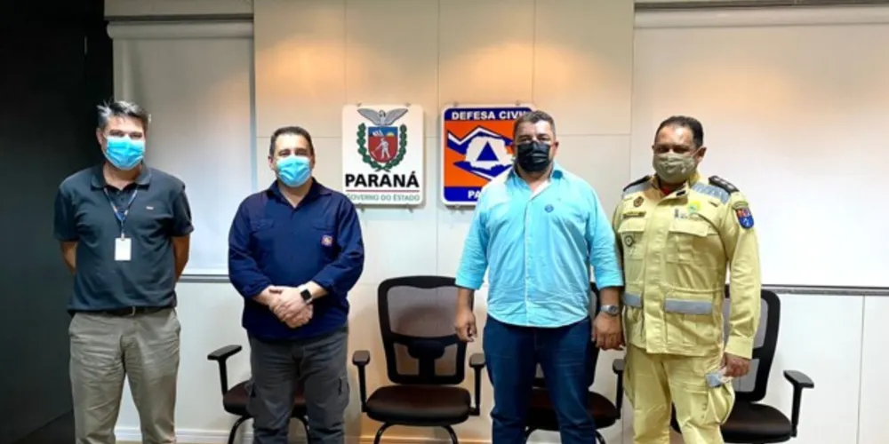 Vereador Diego Macedo e lideranças da Defesa Civil, em Curitiba.