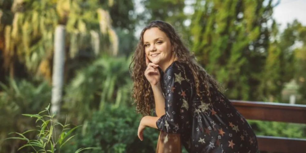 BRINDE À VIDA – Vitoria Borg Broch filha do casal Fabio e Simone Broch nesta noite (18) ao lado de familiares e amigos comemora a chegada de seus 15 anos. Vitória é uma jovem delicada, amável e inteligente, que representa com sua beleza a nova geração. Mais que um dia festivo é um marco na vida dessa jovem que se mostra pronta para adentrar na vida adulta, cercada pelo amor da família e inspirada pela educação ímpar que recebeu. Da coluna RC os desejos de uma juventude plena de alegrias e sucesso!