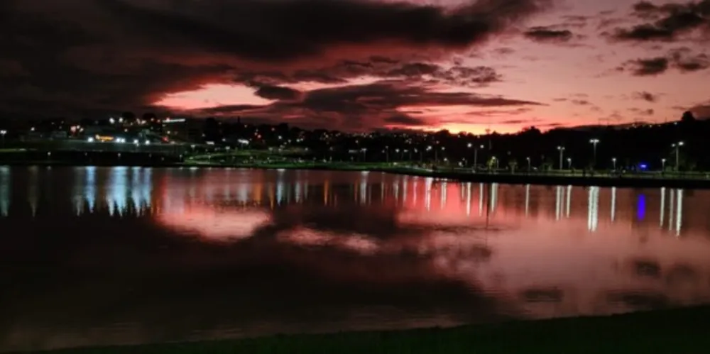 Imagem ilustrativa da imagem Partículas de vulcão deixam céu colorido em PG
