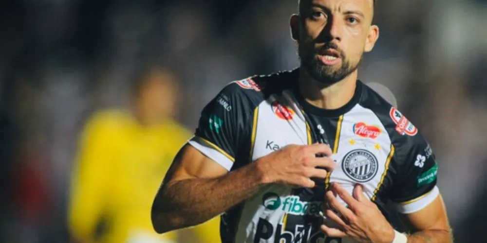 Com um segundo tempo arrasador, Fantasma marcou quatro vezes e superou o Cascavel