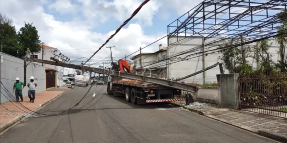 Ocorrência mobilizou agentes de trânsito da Prefeitura e equipes da Copel no cruzamento das ruas Francisco Otaviano e Rio de Janeiro