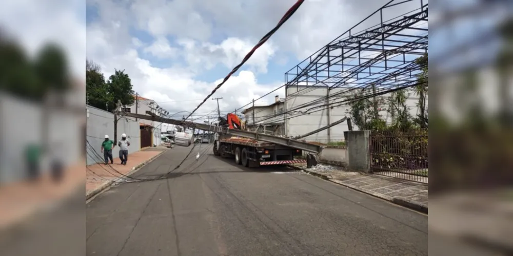 Ocorrência mobilizou agentes de trânsito da Prefeitura e equipes da Copel no cruzamento das ruas Francisco Otaviano e Rio de Janeiro