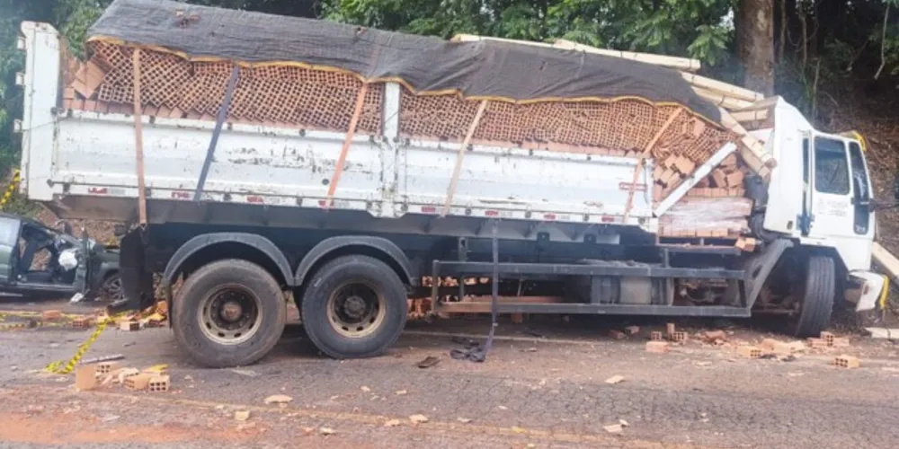 O acidente envolveu um caminhão carregado de tijolos e um Fiat Strada.