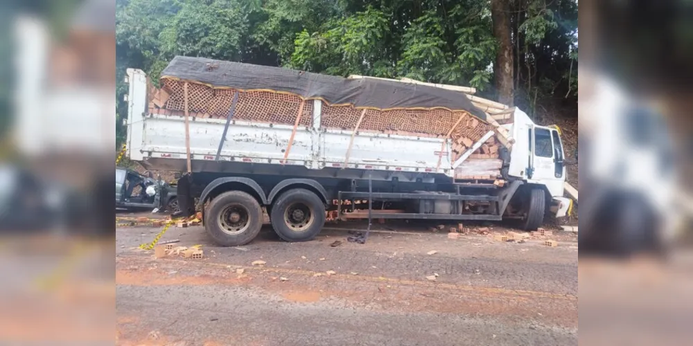 O acidente envolveu um caminhão carregado de tijolos e um Fiat Strada.