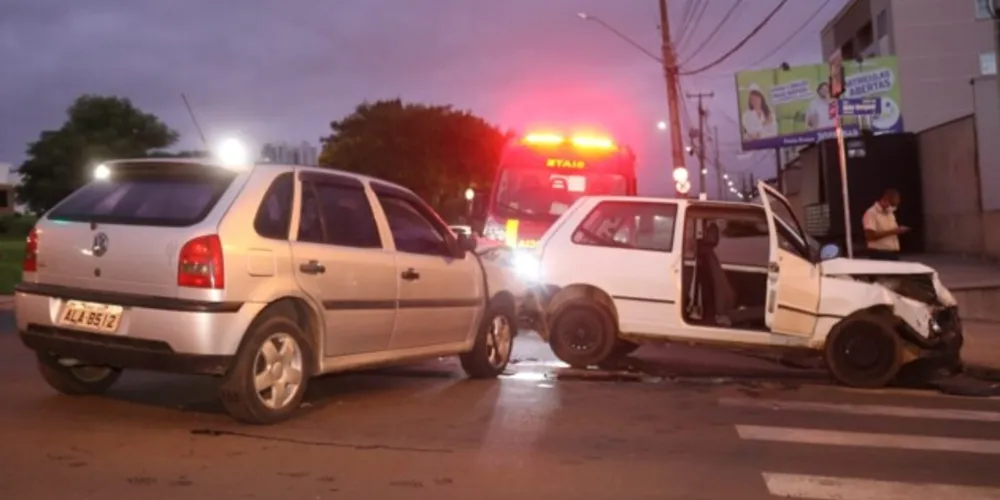 Colisão aconteceu na madrugada deste sábado em Oficinas