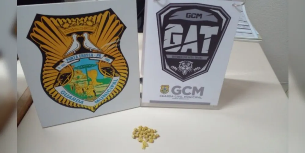 Em revista pessoal, foram encontradas 25 pedras de crack e R$ 150,00 em dinheiro.