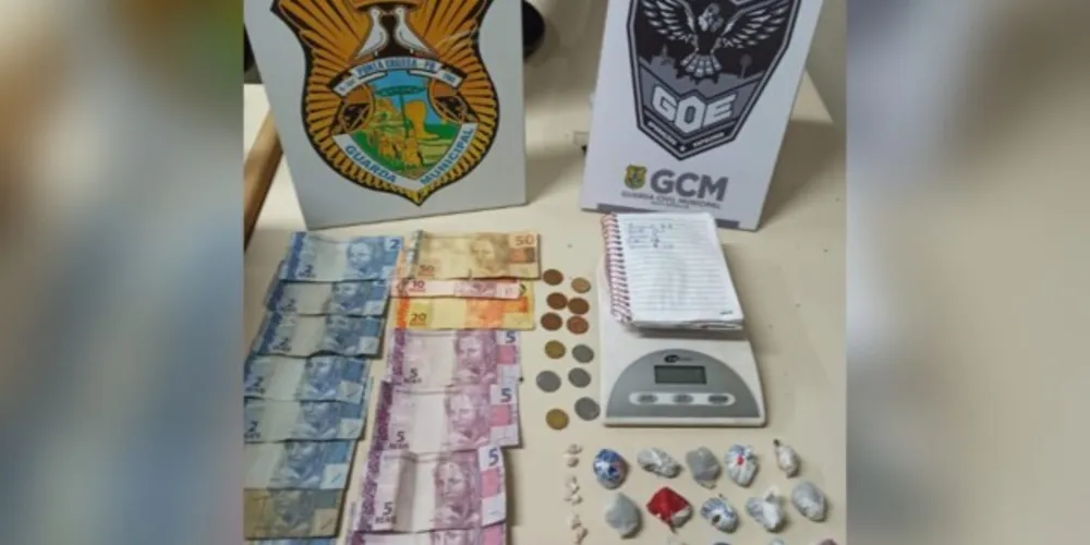 Os objetos, entorpecentes e o dinheiro foram apreendidos e encaminhados para a 13ª Subdivisão Policial.