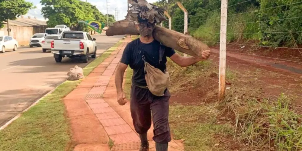 Todo camuflado, o homem diz que chega a caminhar 40 quilômetros e virou uma atração