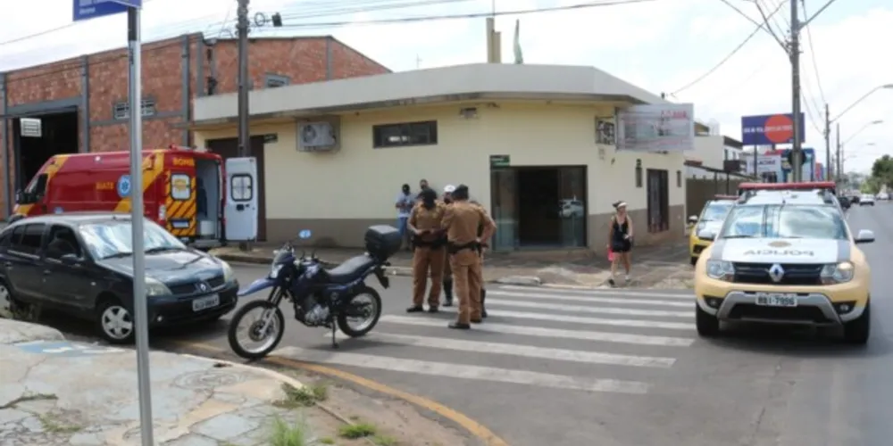 Motociclista caiu ao fazer a conversão e se assustar com o veículo na direção contrária