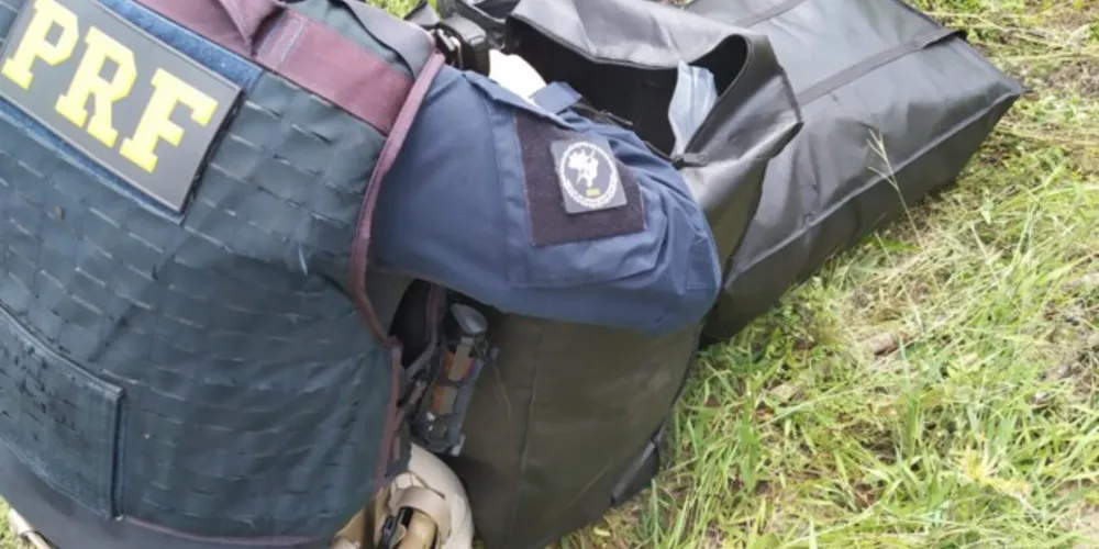 Durante a fuga, ocupantes jogaram os pacotes da droga pra fora do veículo, dois homens foram presos