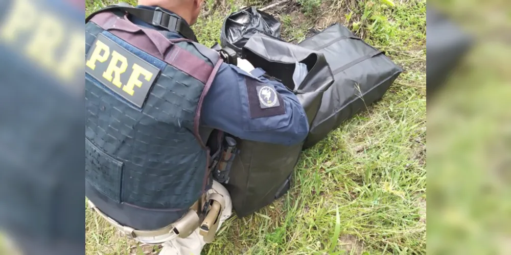 Durante a fuga, ocupantes jogaram os pacotes da droga pra fora do veículo, dois homens foram presos