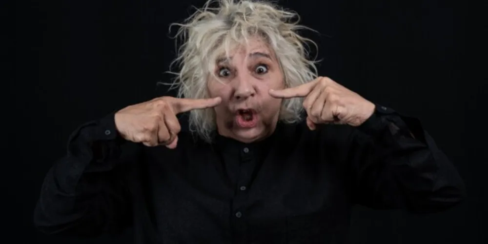 Denise Stoklos apresentará em Curitiba o espetáculo solo “Abjeto – Sujeito”, nos dias 8 e 9 de abril