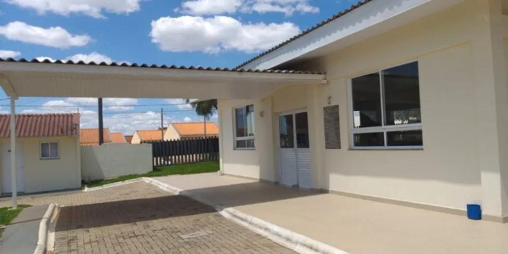 A estrutura possui salões sociais, quadra de futebol, cancha de areia, vestiário, playground e churrasqueiras