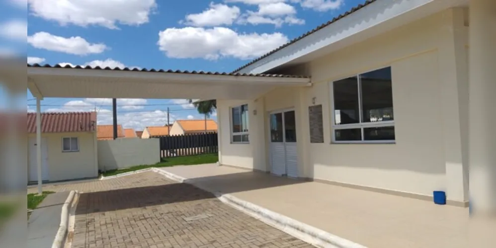 A estrutura possui salões sociais, quadra de futebol, cancha de areia, vestiário, playground e churrasqueiras