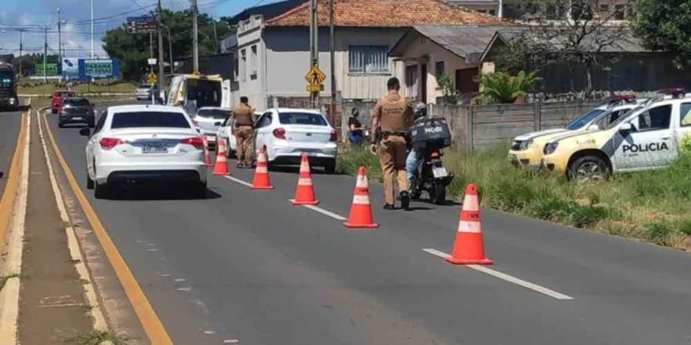 Ações de reforço de fiscalização de trânsito aconteceram na tarde desta sexta-feira (18), na Avenida Carlos Cavalcanti, em Uvaranas