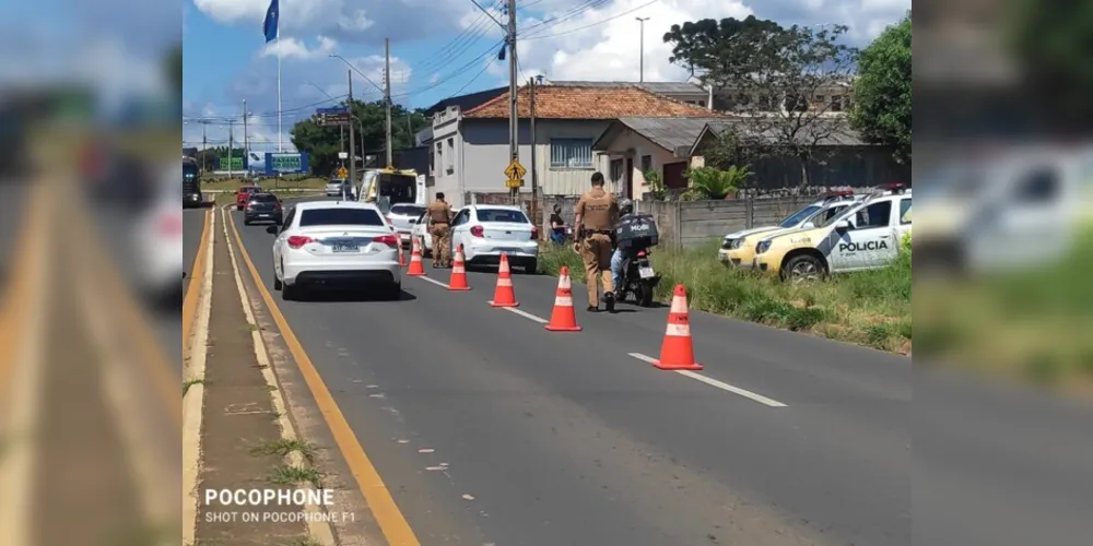 Ações de reforço de fiscalização de trânsito aconteceram na tarde desta sexta-feira (18), na Avenida Carlos Cavalcanti, em Uvaranas