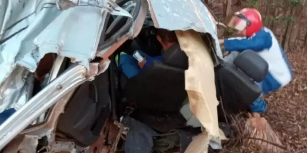 Motorista de 38 anos perdeu o controle do carro e bateu contra três eucaliptos à margem da PR-082