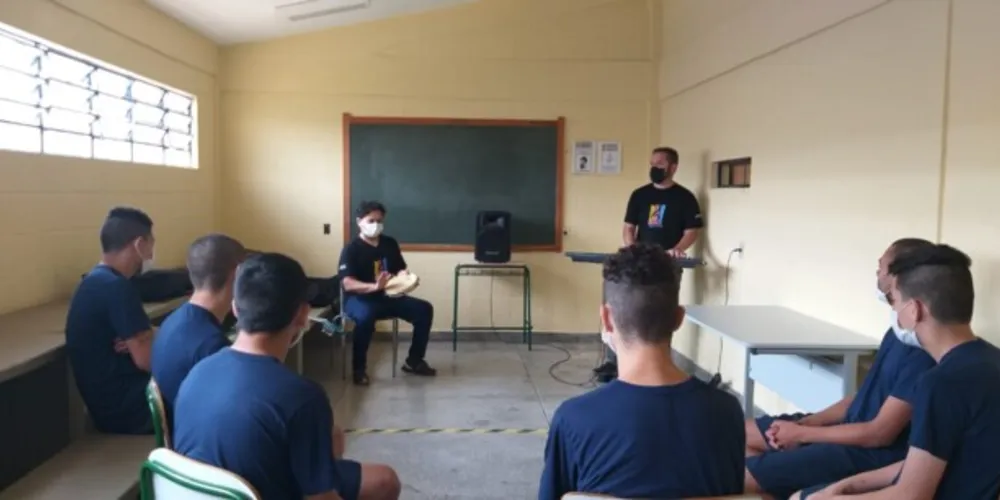 Criatividade, percussão corporal e coordenação motora são trabalhados durante as aulas.