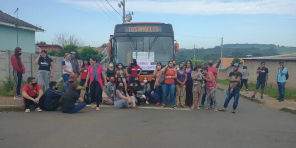 Cerca de 100 pessoas participaram do ato que bloqueou a linha do transporte coletivo que passa pela região