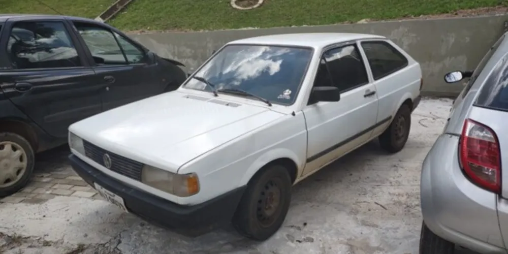 Carro com placas de Jaguariaíva foi abandonado na rua Tobias Barreto, em Uvaranas