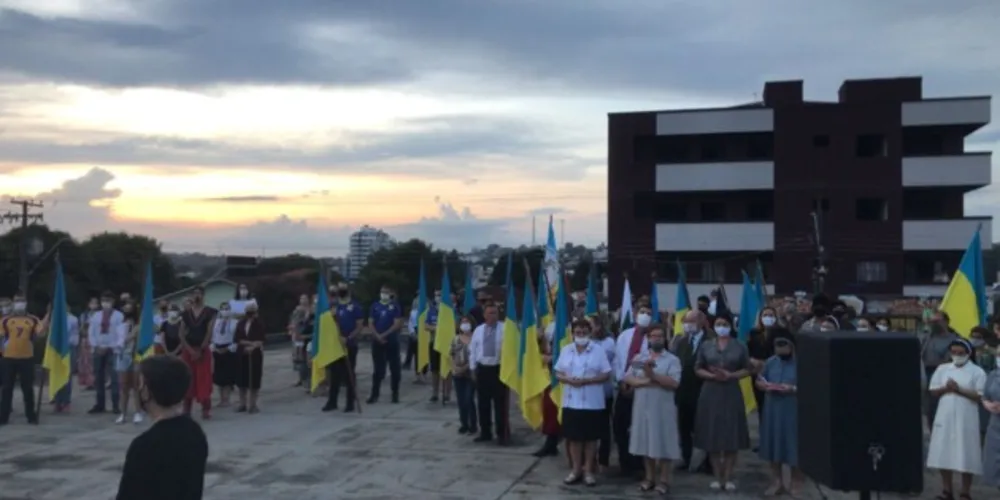 Em Prudentópolis, população faz manifestação no fim da tarde desta quinta-feira (24) pedindo a paz na Ucrânia