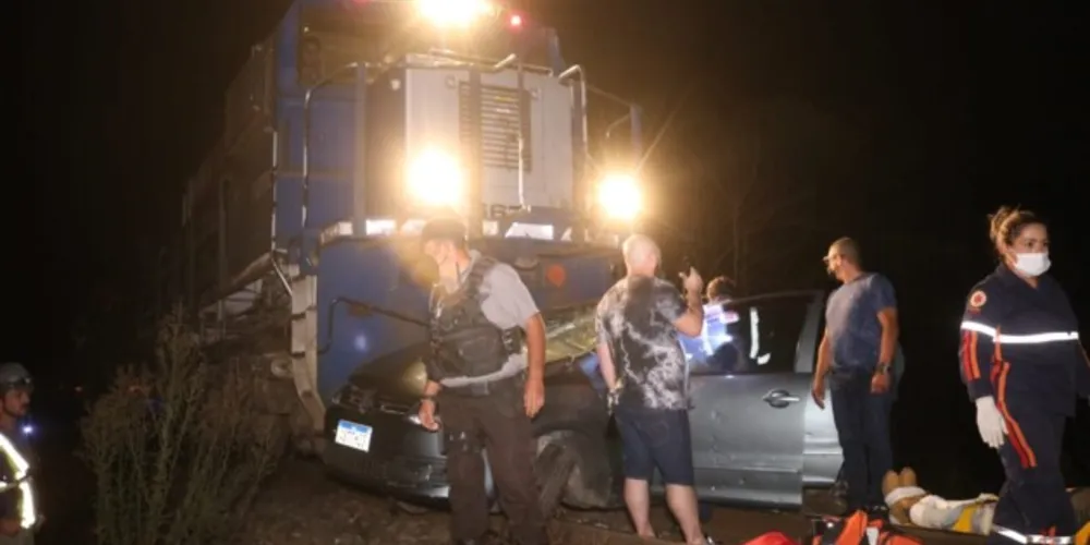 Acidente aconteceu na madrugada deste domingo (27).