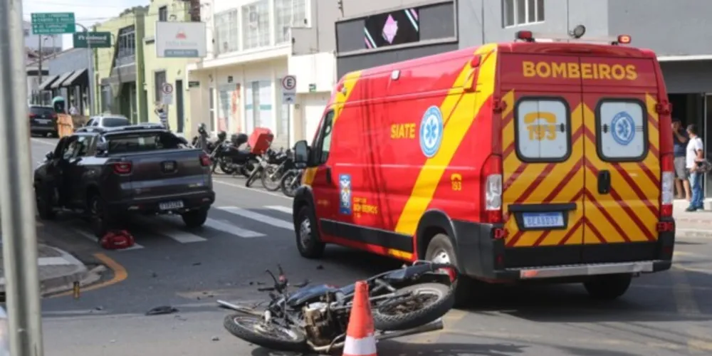Batida ocorreu na tarde desta segunda-feira (28), na esquina entre as ruas Do Rosário e Santos Dumont