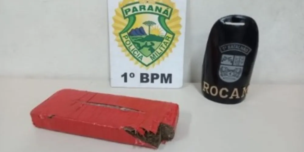 Jovens foram flagrados com um tablete de maconha durante a noite dessa segunda-feira (28)